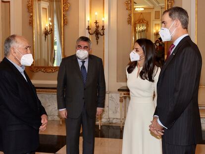 Los reyes Felipe VI y Letizia conversan con el poeta Joan Margarit en presencia del ministro de Cultura, José Manuel Rodríguez Uribes, en la entrega del Premio Cervantes.