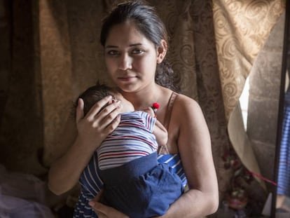 Brissa, de 15 años, sostiene en brazo a su hijo de tres semanas de edad en la casa de su madre en Sinaloa, México. 
 