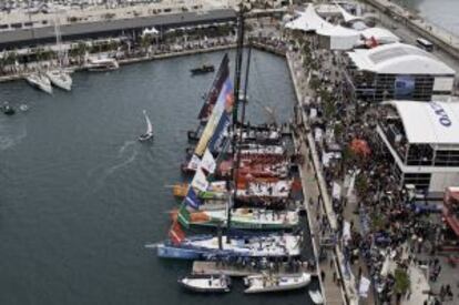 Vista aérea de los barcos atracados en el puerto de Alicante.