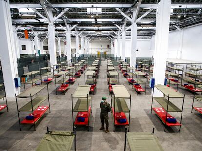 Interior del pabellón de Victoria Eugenia de Fira Barcelona, preparado para recibir a los primeros sin papeles como medida para prevenir el coronavirus.