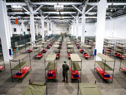 Interior del pabellón de Victoria Eugenia de Fira Barcelona, preparado para recibir a los primeros sin papeles como medida para prevenir el coronavirus.