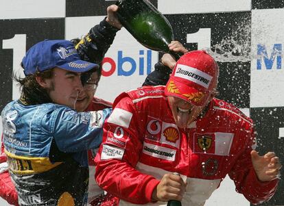 Fernando Alonso y Michael Schumacher celebran su victoria en el podio tras el Gran Premio de Francia, el 4 de julio de 2004. El alemán ganó la carrera por delante de Alonso y Barrichello.