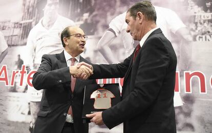 El presidente del Sevilla FC, José Castro, entrega el Dorsal de Leyenda al excentrocampista del club Enrique Montero.