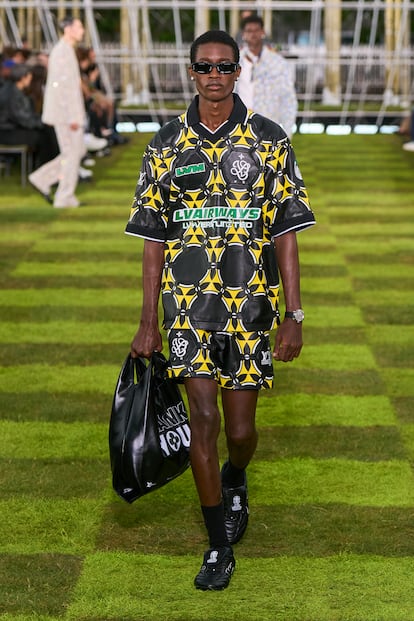Diseño de Pharrell Williams para Louis Vuitton p-v 2025, inspirado en las equipaciones de fútbol con las zapatillas LV Footprint Soccer.