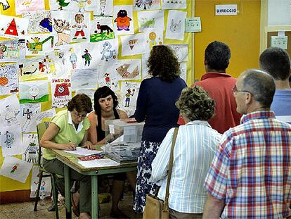 Varios catalanes hacen cola para votar en un colegio lectoral en la Villa Olimpica de Barcelona.