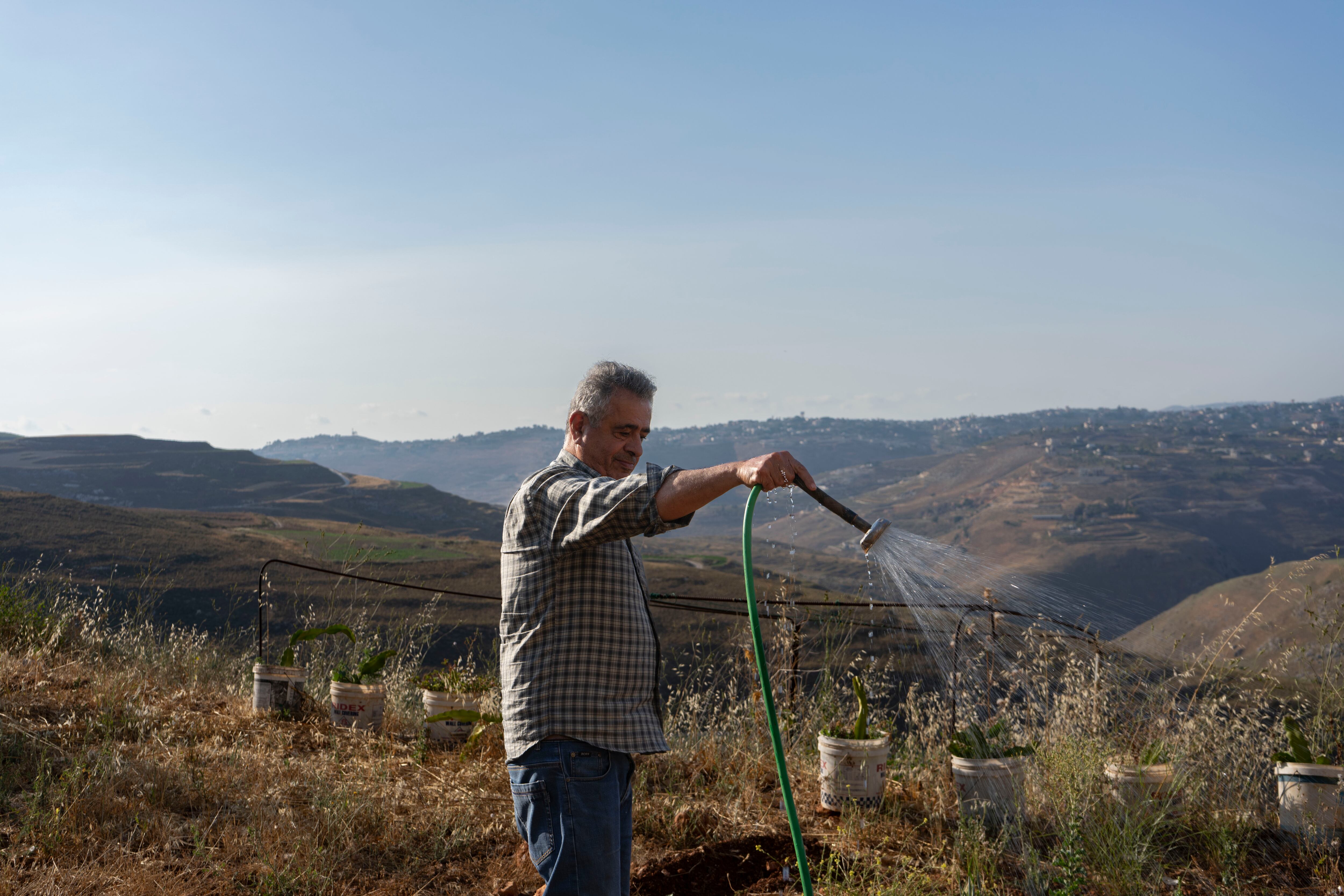 Ramzi Najdi, agricultor de 66 años, en el huerto de su casa en Srifa, a 20 kilómetros de la frontera.