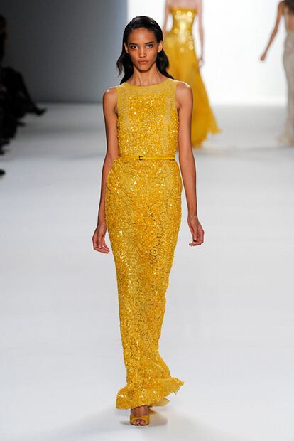 El amarillo mostaza ha dejado momentos inolvidables en la historia de los Oscar. Éste modelo de Elie Saab nos encanta para Camila Alves, la prometida de Matthew McConaughey.