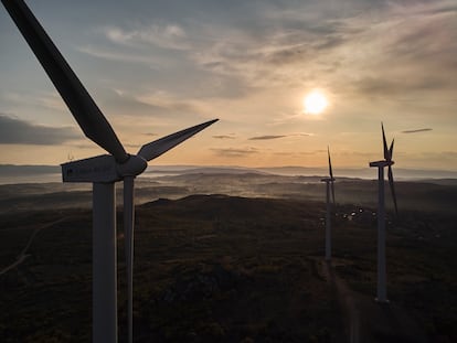 Generadores de energía eólica en la Serra do Larouco (Ourense).