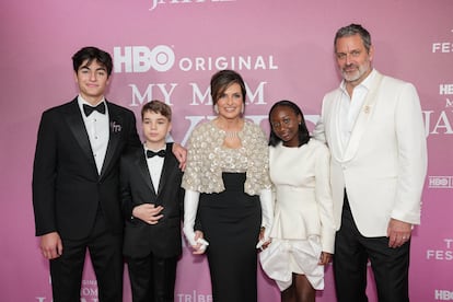 Mariska Hargitay y su marido, Peter Hermann, en el estreno de 'My Mom Jayne' junto a sus hijos August Miklos Friedrich, Andrew Nicolas y Amaya Josephine.