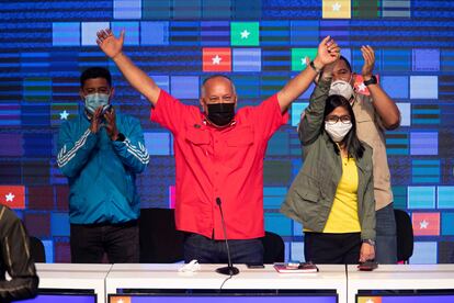 Diosdado Cabello, candidato chavista, y Delcy Rodríguez, vicepresidente de Venezuela, celebran los resultados electorales este lunes en una rueda de prensa.