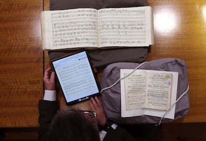 Álvaro Torrente, director del Instituto Complutense de Ciencias Musicales, analizando algunas de las partituras para descubrir a qué sonaban las emociones en la ópera del siglo XVIII, en la Biblioteca Nacional en Madrid.