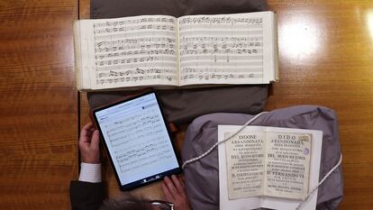 Álvaro Torrente, director del Instituto Complutense de Ciencias Musicales, analizando algunas de las partituras para descubrir a qué sonaban las emociones en la ópera del siglo XVIII, en la Biblioteca Nacional en Madrid.