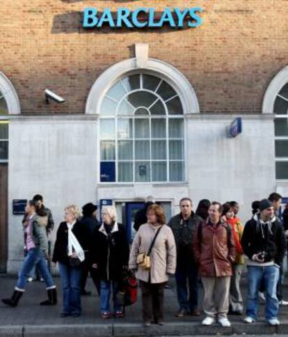 Varias personas ante una sede del banco Barclays en Londres (Reino Unido). EFE/Archivo