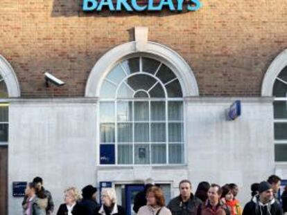 Varias personas ante una sede del banco Barclays en Londres (Reino Unido). EFE/Archivo