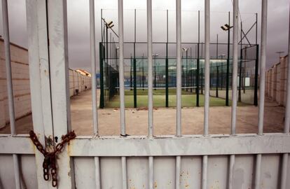 Acceso cerrado a las pistas de padel de Torrejón de Velasco, que nunca han llegado a inaugurarse.