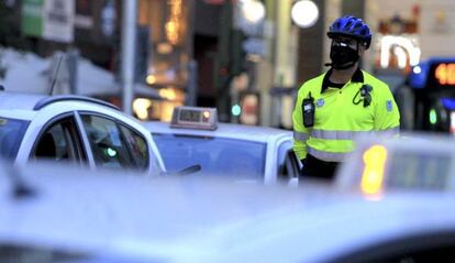 Un agente de movilidad supervisa el tráfico en la capital.