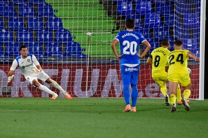 Cazorla bate a Soria desde el punto de penalti, este miércoles en Getafe.