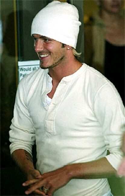 David Beckham anunció ayer a la puerta del hospital londinense, vestido con camiseta y gorro blanco, el nacimiento de su segundo hijo.