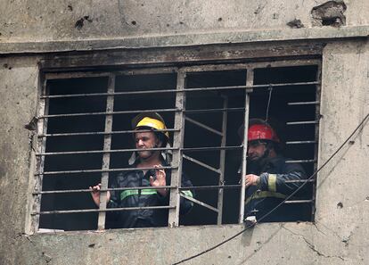 Bomberos en el interior de un edificio dañado tras el ataque terrostista en Bagdad.