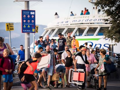 Pasajeros en la zona de embarque del puerto de Vigo, desde donde salen los barcos con destino a las Islas Cíes.