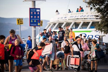 Pasajeros en la zona de embarque del puerto de Vigo, desde donde salen los barcos con destino a las Islas Cíes.