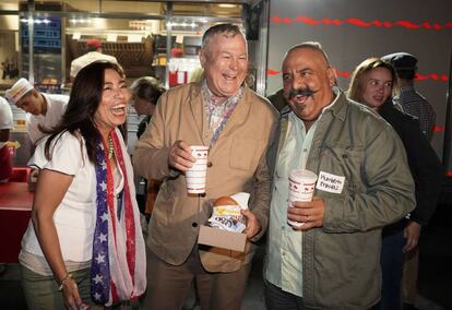 Dana Rohrabacher, en el centro, con dos simpatizantes en Costa Mesa.