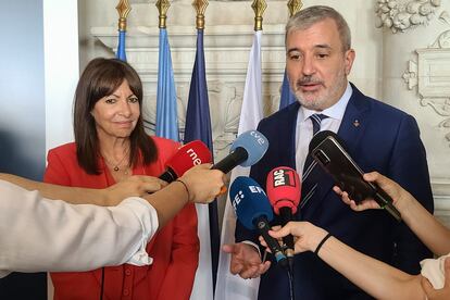 El alcalde de Barcelona, Jaume Collboni responde a las preguntas de un grupo de periodistas en el ayuntamiento de París, donde este viernes se ha reunido con la alcaldesa de la capital francesa, Anne Hidalgo. / Edgar Sapiña Manchado (EFE)