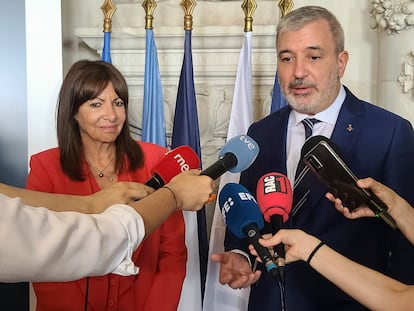 El alcalde de Barcelona, Jaume Collboni responde a las preguntas de un grupo de periodistas en el ayuntamiento de París, donde este viernes se ha reunido con la alcaldesa de la capital francesa, Anne Hidalgo. / Edgar Sapiña Manchado (EFE)