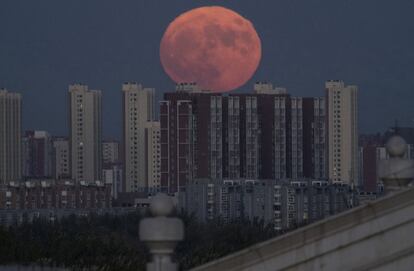 Skyline da cidade de Pequim (China) com a lua vermelha.