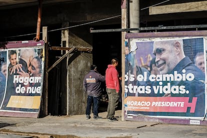 Carteles de propaganda electoral para las elecciones primarias del próximo 13 de agosto en Buenos Aires.