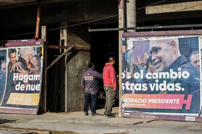 Carteles de propaganda electoral para las elecciones primarias del próximo 13 de agosto en Buenos Aires.