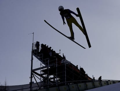 Ernest Yahin, de Rusia, se eleva por el aire durante el entrenamiento para la competición combinada nórdica masculina de los Juegos Olímpicos de Invierno de Pyeongchang 2018 (Corea del Sur).

