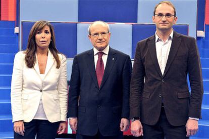 Alicia Sánchez-Camacho (PP), José Montilla (PSC) y Joan Herrera (ICV) tras enfrentarse a las preguntas de setenta ciudadanos en el programa 'Tengo una pregunta para usted'.