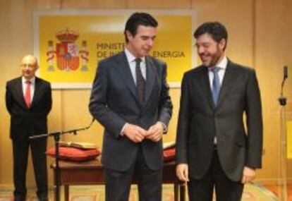 El ministro de Industria, José Manuel Soria, y el secretario de Esatdo de Energía, Alberto Nadal el día en que este tomó posesión de su cargo.