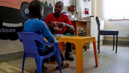 Lewis, de ocho y portador de VIH, asiste a su primera sesi&oacute;n de apoyo psicol&oacute;gico con el terapeuta Momo Aggrey, de M&eacute;dicos sin Fronteras. 