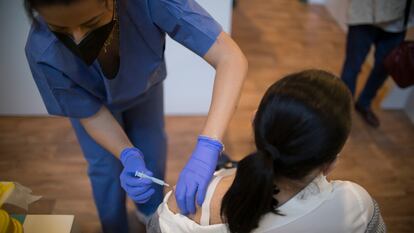 Una enfermera administra una dosis de Pfizer en el centro de vacunación instalada en el Estadio Olímpico de Sevilla, el 23 de abril.
