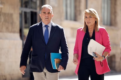 La portavoz y vicepresidenta primera de la Generalitat, Susana Camarero, y el vicepresidente segundo y consejero para la Recuperación Económica y Social, Francisco José Gan Pampols, este jueves, a su llegada a la rueda de prensa tras la sesión extraordinaria del pleno del Consell.