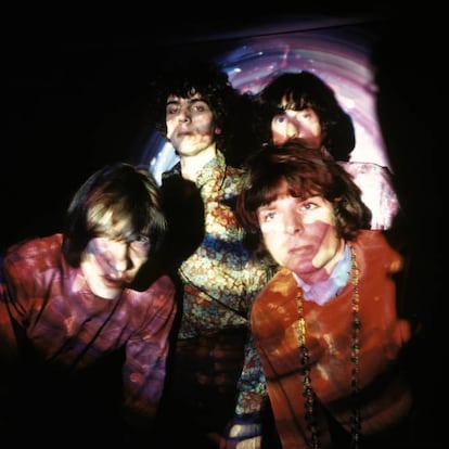 Grupos tan dispares y cruciales como The Beatles, The Who, The Rolling Stones, The Kinks o Small Faces acabaron tiñendo su música de psicodelia. Los responsables se llamaron Soft Machine, Procol Harum, Cream, Traffic y, sobre todo, Pink Floyd. Encabezados entonces por Syd Barrett -segundo izquierda en la imagen: cantante, ideólogo y compositor principal-, en 1967 encapsularon en canciones como 'Arnold Layne' o 'See Emily play' el espíritu de los lisérgicos, improvisados y arrebatadores 'light shows' del mítico UFO Club londinense. Y cristalizaron en el gran tesoro de la psicodelia británica: “The piper at the gates of dawn', amalgama de rimas infantiles, excursiones al espacio y dadaísmo sonoro. Por desgracia, Barrett fue una de las víctimas de la psicodelia, quedándose atascado en sus viajes poco después del disco. Meses más tarde ya estaba fuera del grupo, que bajo el mando de Roger Waters emprendió un camino muy distinto.