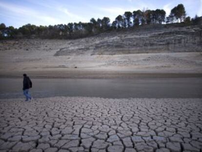 Los embalses de la cabecera están vacíos, el turismo de la zona se resiente, muchos negocios languidecen y los lugareños, más allá de la sequía, culpan al trasvase