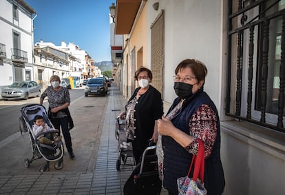 Vecinas de Benifairó de la Valldigna, el pasado viernes.