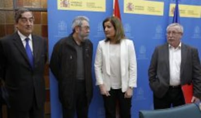 La ministra de Empleo y Seguridad Social, Fátima Báñez (2d), el presidente de la CEOE, Juan Rosell (i), y los secretarios generales de UGT, Cándido Méndez (2i), y de CCOO, Ignacio Fernández Toxo (d), durante la reunión en el marco del diálogo sobre la Estrategia de Emprendimiento y Empleo joven que mantuvieron ayer. EFE