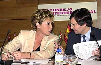 La ministra de Sanidad y Consumo, Celia Villalobos, y el secretario general Rubén Moreno, el pasado diciembre.