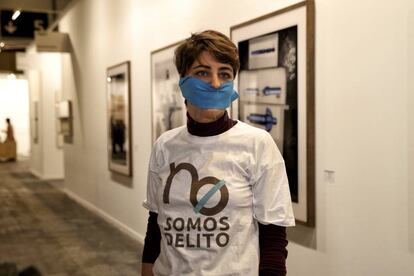 Protesta ante el lugar donde Ifema retiró la obra Presos Políticos.