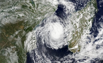 Imagen satelital proporcionada por el Observatorio de la Tierra de la NASA que muestra al ciclón Freddy entre Mozambique, a la izquierda, y Madagascar, en la parte sur del océano Índico, el miércoles 8 de marzo de 2023.
