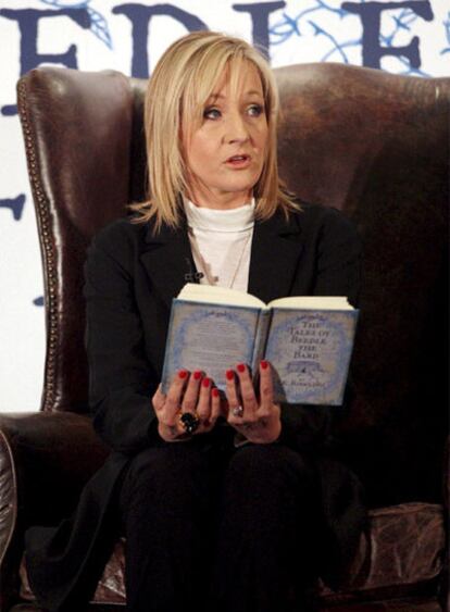 J. K. Rowling, durante la lectura de <i>Los cuentos de Beedle el bardo.</i>