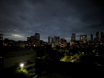 Vista nocturna de la ciudad de Buenos Aires, a finales de junio.