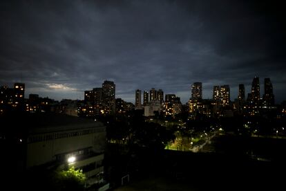 Vista nocturna de la ciudad de Buenos Aires, a finales de junio.