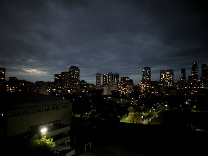 Vista nocturna de la ciudad de Buenos Aires, a finales de junio.