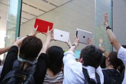 Clientes de Apple en una de sus tiendas en Jap&oacute;n.