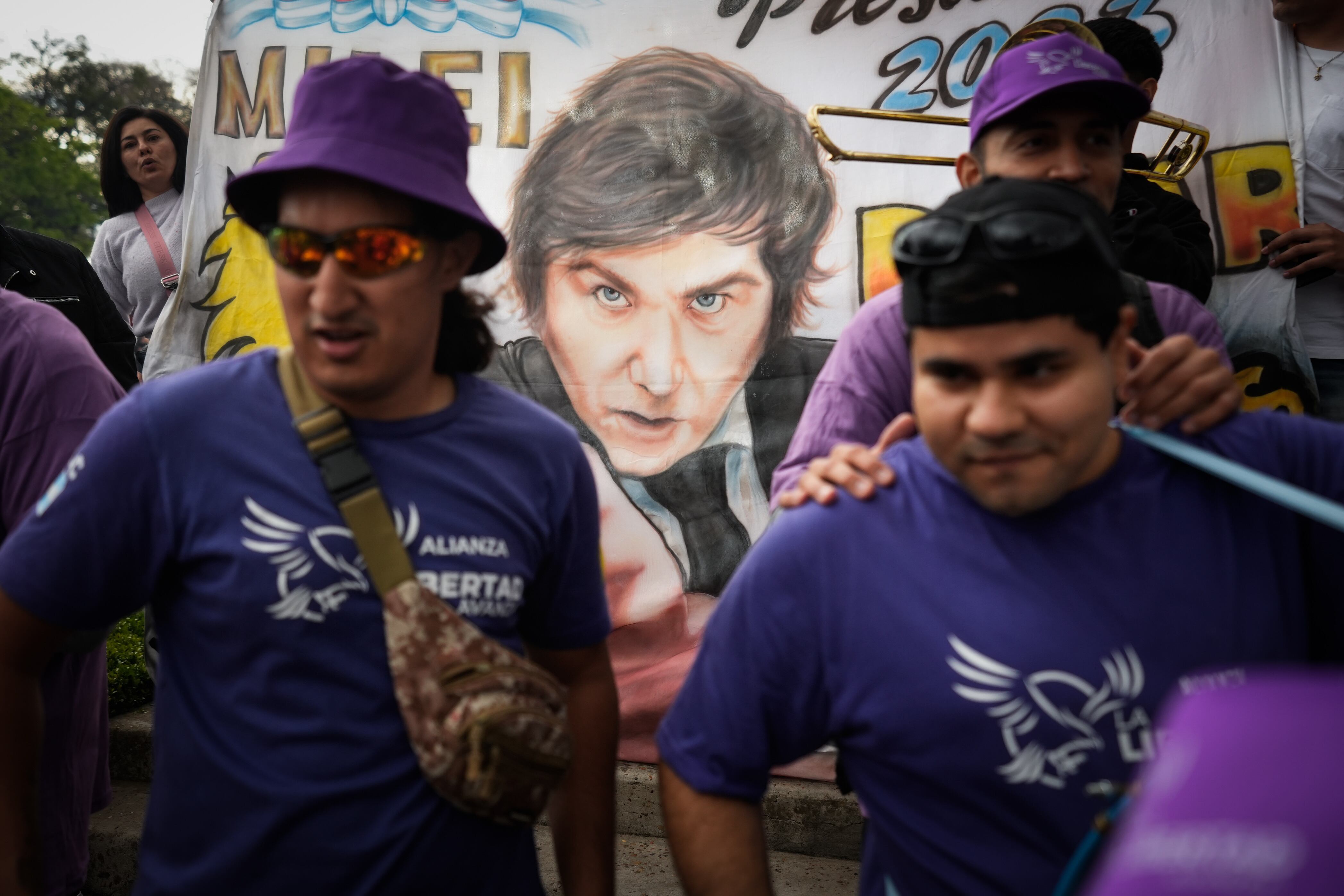 Simpatizantes al presidente argentino asisten a la presentación de su libro.